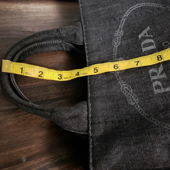 GORGEOUS and PRACTICALLY NEW CONDITION PRADA CANAPA - Picture 7 of 9